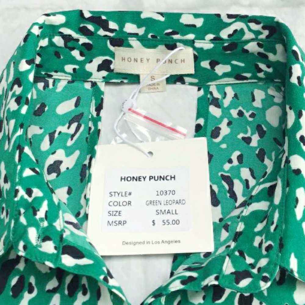 HONEY PUNCH Green Leopard Heyhole Back Top - Picture 2 of 11